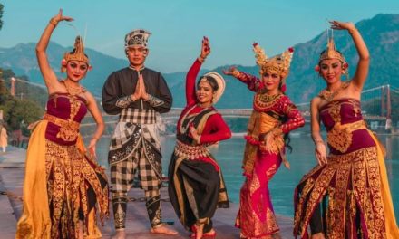 Tradisi Lokal Yang Tetap Bertahan Di Tengah Modernisasi
