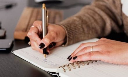 Manfaat Menulis Jurnal Harian Untuk Kesehatan Mental
